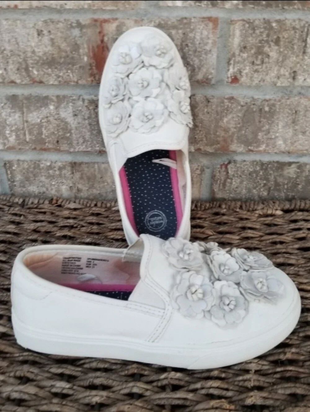 Big Kids' WHITE Leather-Like Sneaker (Girls Sz 2) Tennis Shoes W/ Floral Accent